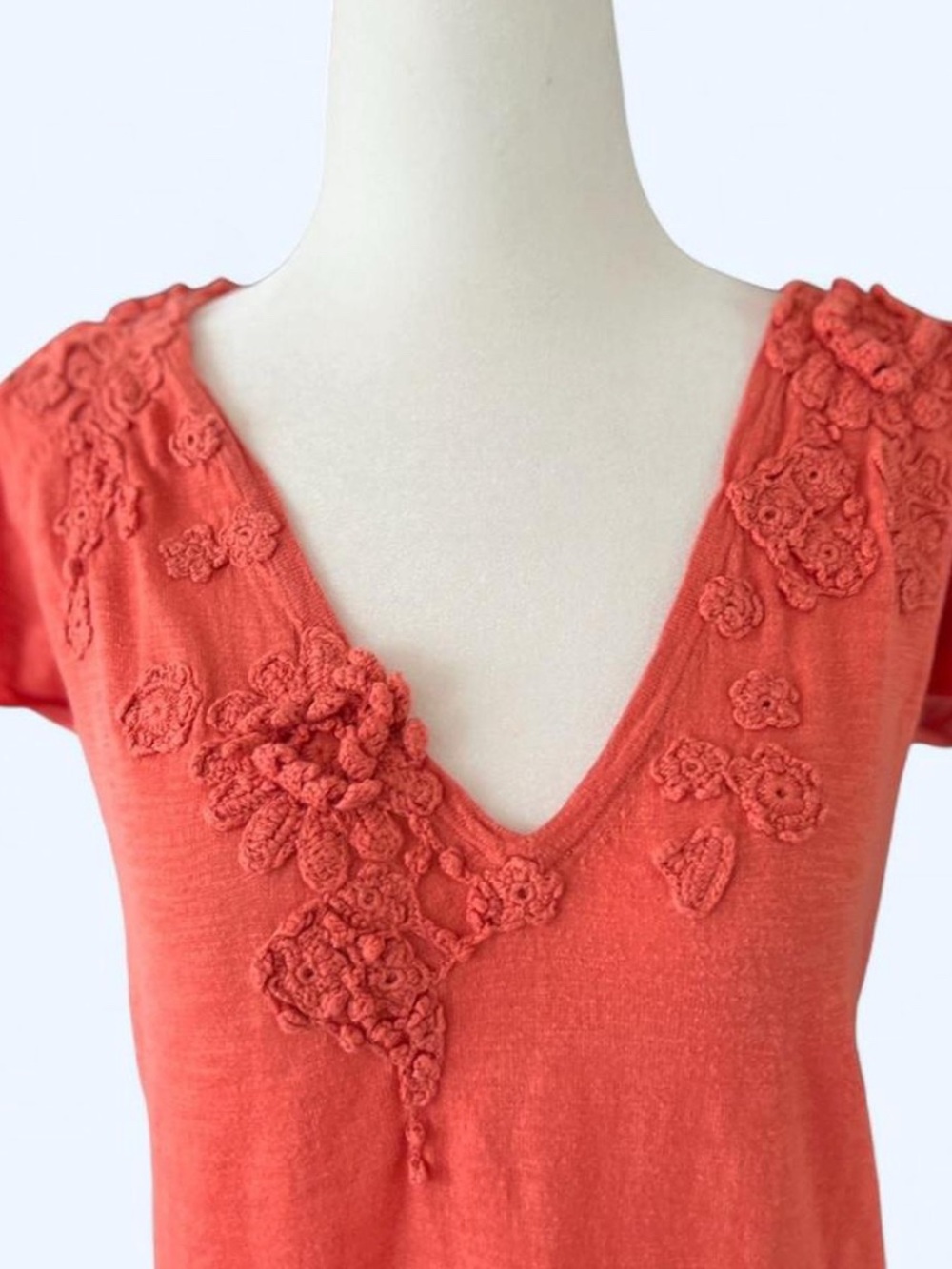 Eddie Bauer Coral V-Neck Short Sleeve Top Floral Applique Boho Whimsy Twee